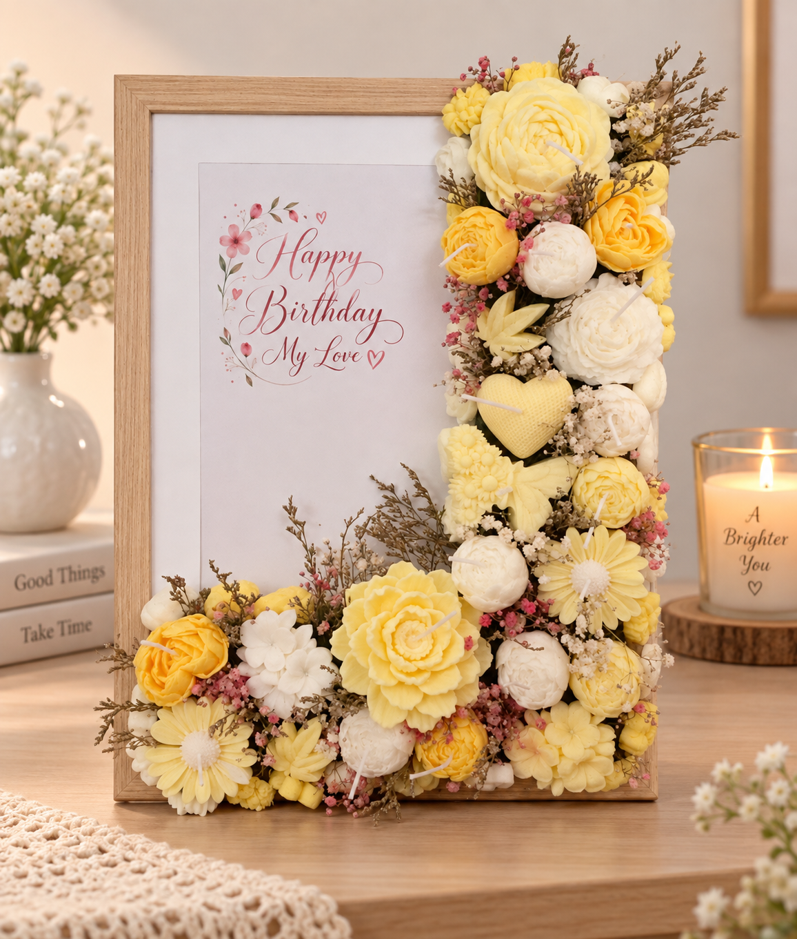 Personalisierter handgefertigter Blütenrahmen mit Kerzenblumen und Trockenblumen von Flomati