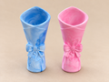 Handgefertigte Dekogefäße mit Schleifen-Design aus Spezialgips in Blau und Rosa von Flomati