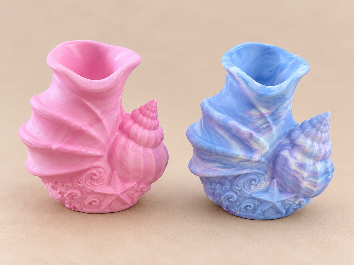 Handgefertigte kleine Vasen aus Spezialgips im Meeresdesign in Rosa und Blau von Flomati