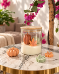 Handgefertigte Herbstdekoration im Glas mit Kerzenelementen und Kürbisdetails von Flomati