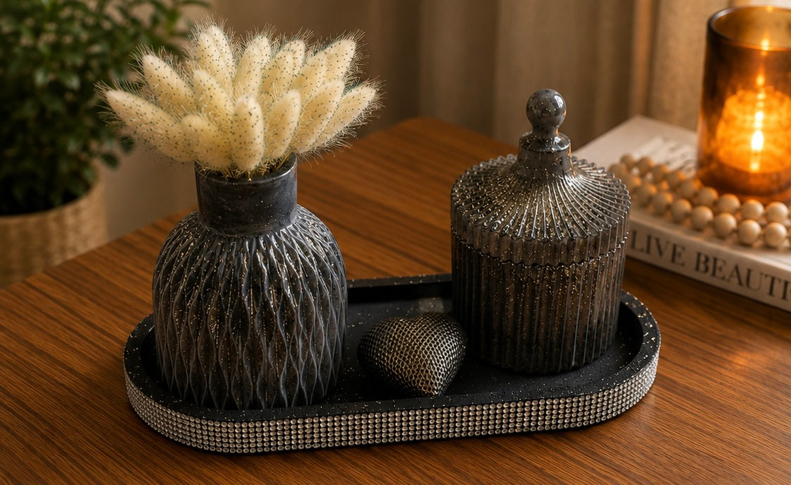 Handgefertigtes Deko-Set aus Spezialgips mit Vase, Dose, Tablett und Herz-Element von Flomati