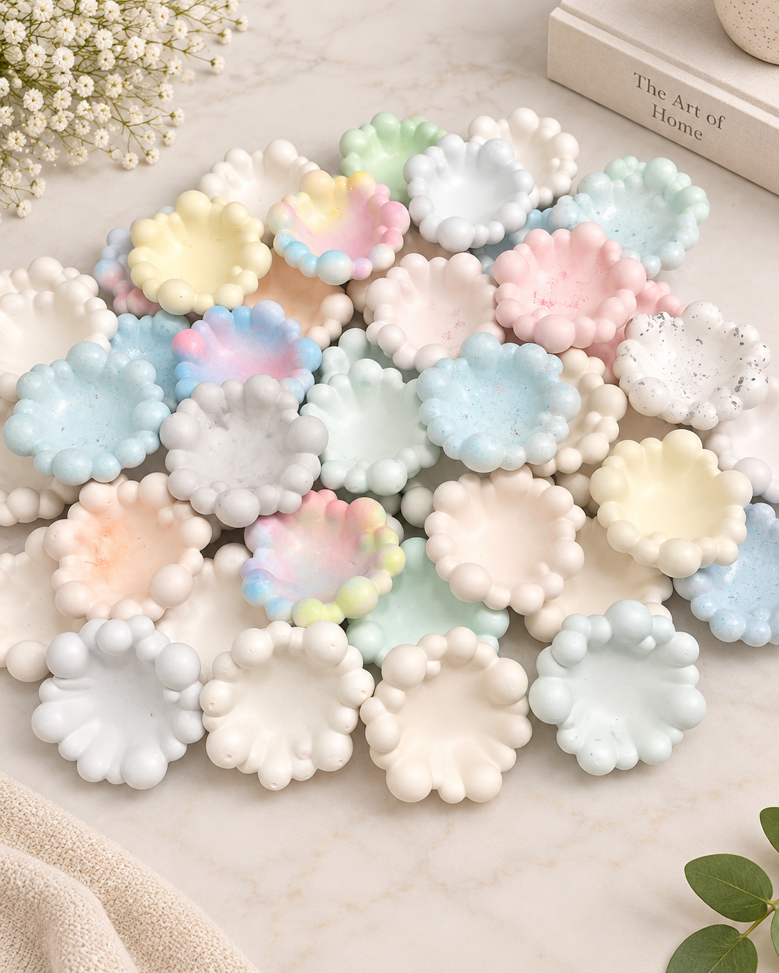 Handgefertigte Mini-Dekoschale aus Spezialgips mit Kugelrand in Pastellfarben von Flomati