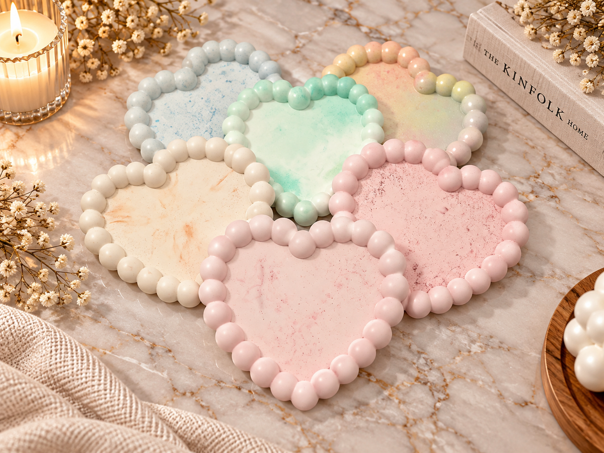 Handgefertigte Herzschale aus Spezialgips mit Kugelrand in Pastellfarben von Flomati