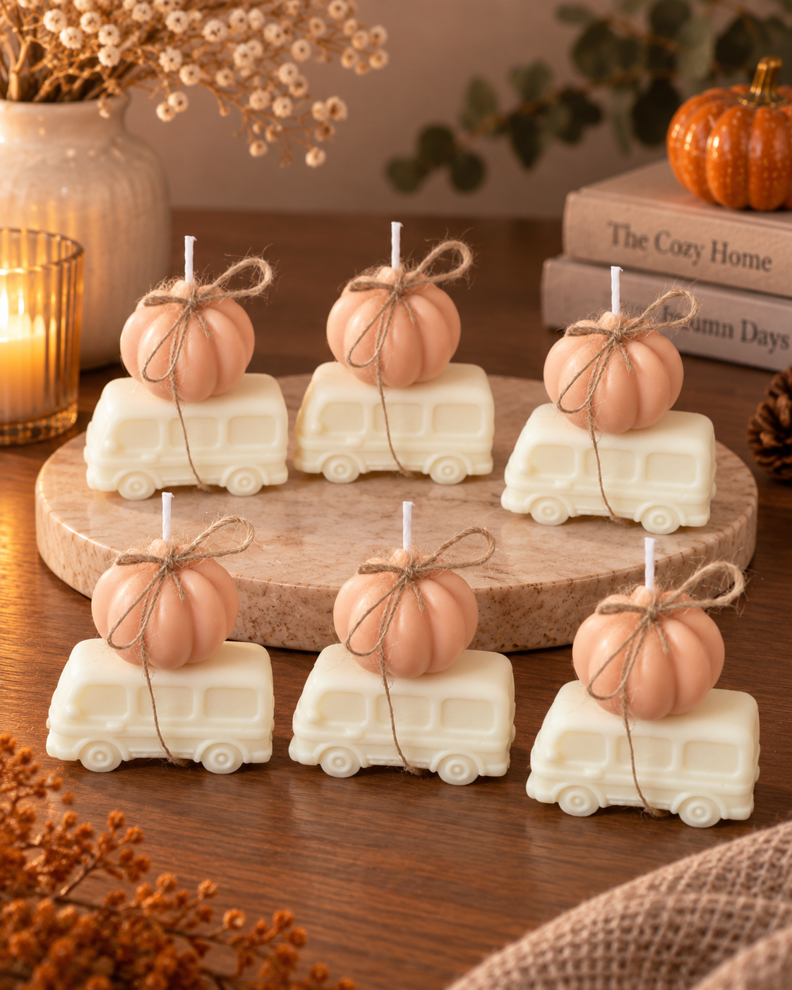 Handgefertigte Camper-Kerzen mit Kürbis in Creme und Apricot von Flomati
