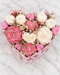 Handgefertigtes Herz-Kerzenblumen-Arrangement in Rosa und Creme von Flomati