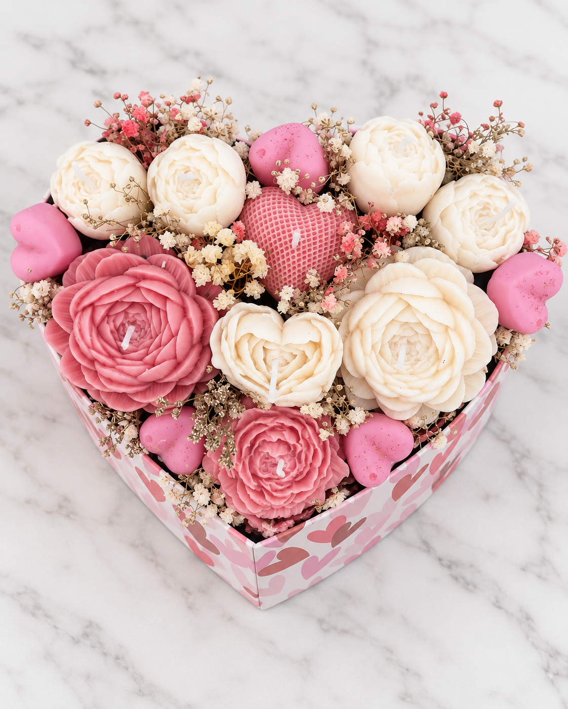 Handgefertigtes Herz-Kerzenblumen-Arrangement in Rosa und Creme von Flomati