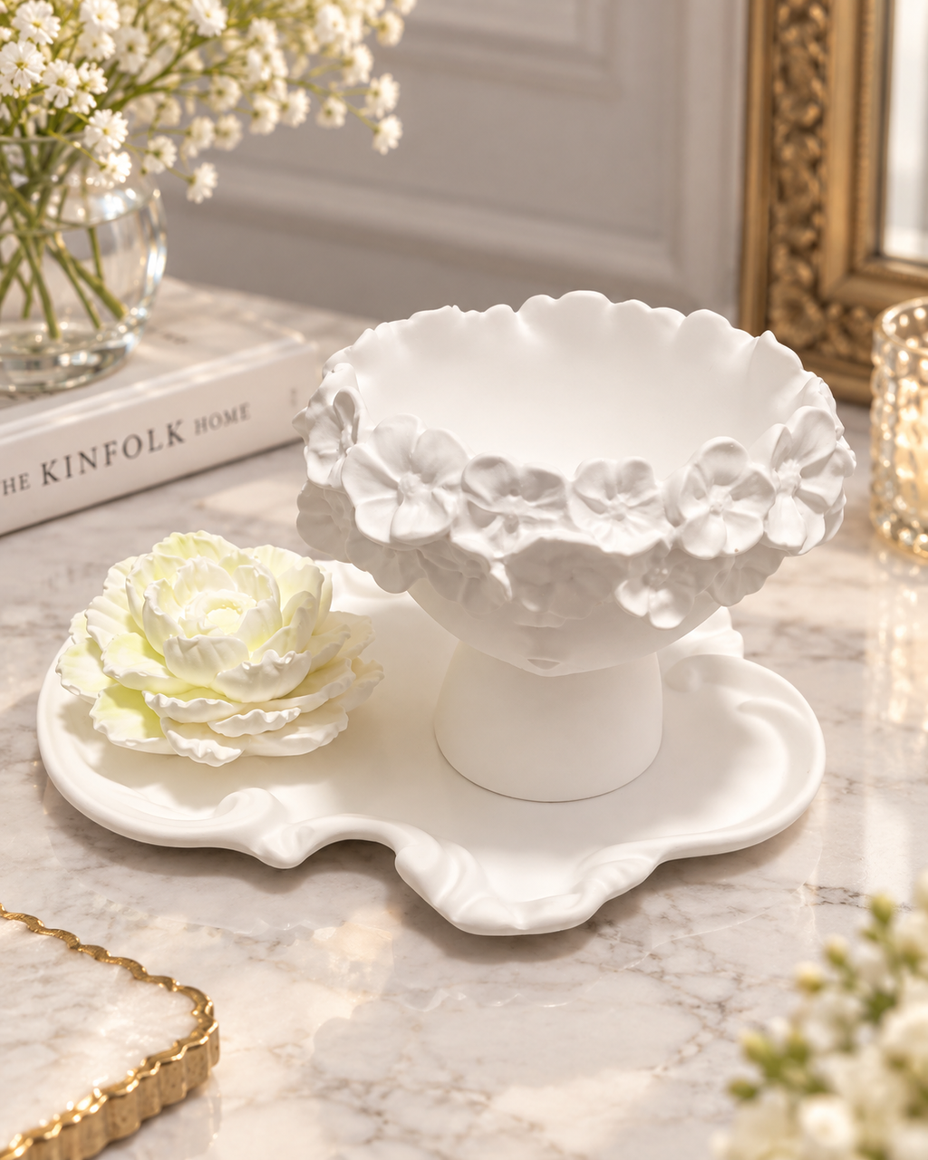 Elegantes weißes Deko-Set „Flora“ mit Blumen-Vase, Tablett und dekorativer Blüte – Flomati
