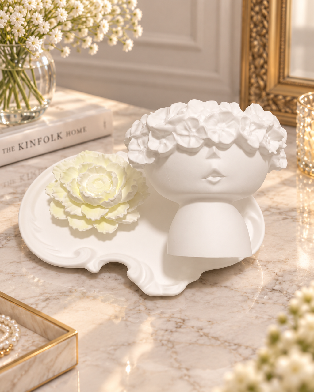 Weißes Deko-Set „Flora“ mit Blumen-Vase und Tablett in eleganter Wohnszene – Flomati