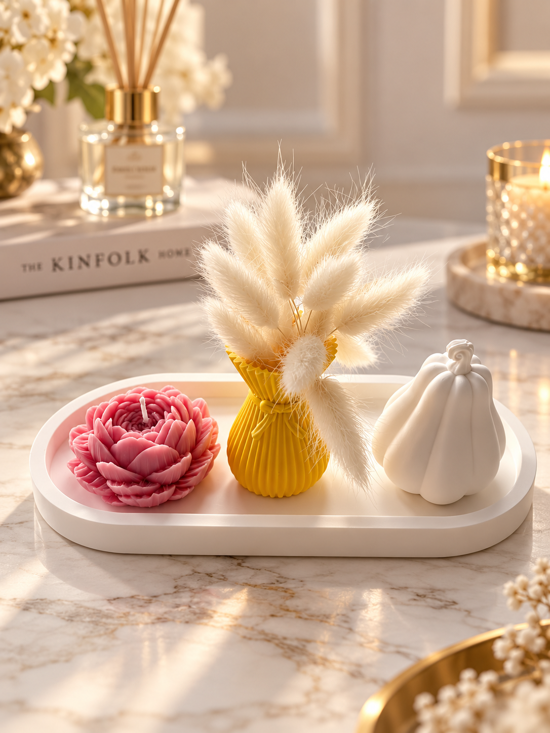 Romantisches Deko-Set mit Blumenkerze, gelber Vase und weißem Deko-Element | Flomati