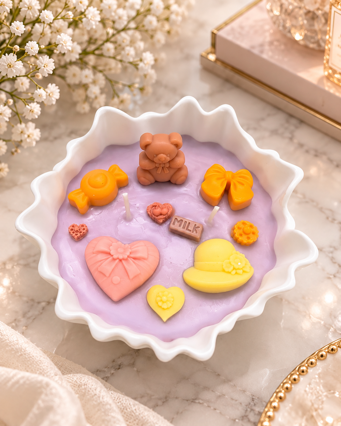 Geschenkkerze mit Teddy, Herz und Schleife in weißer Zierschale | Flomati