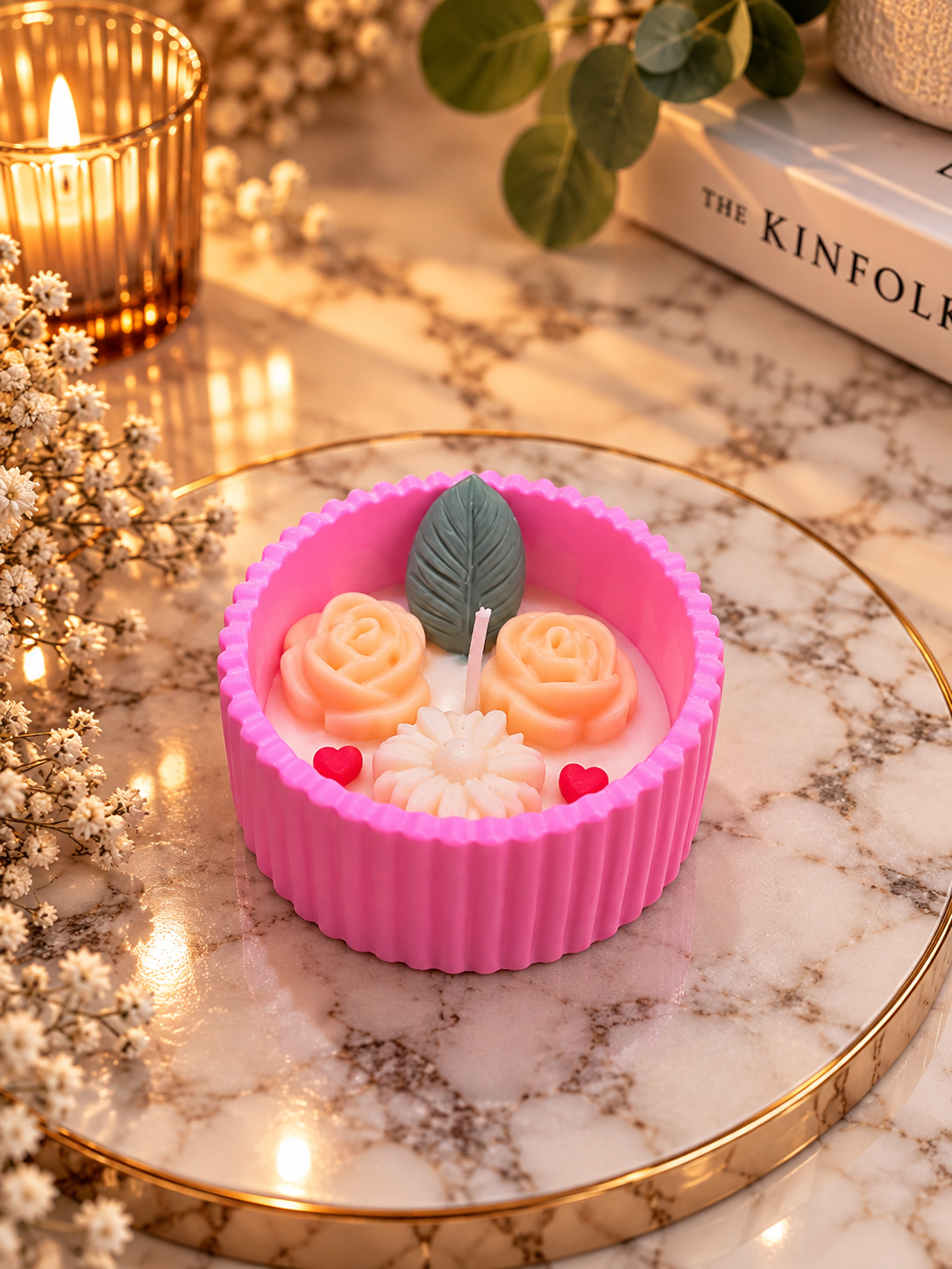 Handgemachte Blumenkerze in pinker Zierschale mit Rosen und Herzdetails | Flomati